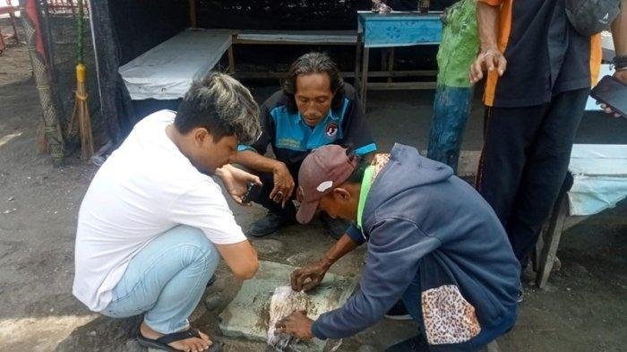 Janin Terbungkus Kain Kafan Ditemukan di Pantai Batamsari Tegal, Diikat Tiga Tali & Dibalut Kembang