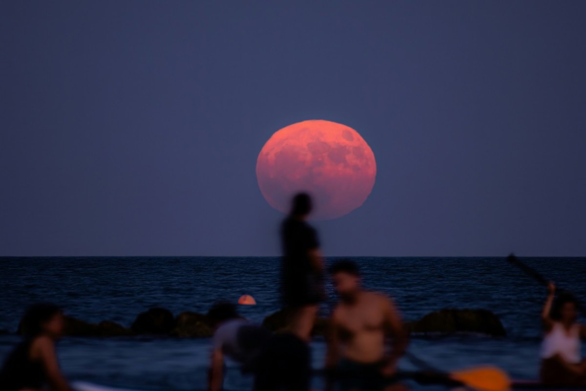 Mengenal Strawberry Moon, Bulan Purnama Unik yang Akan Terbit Malam Ini