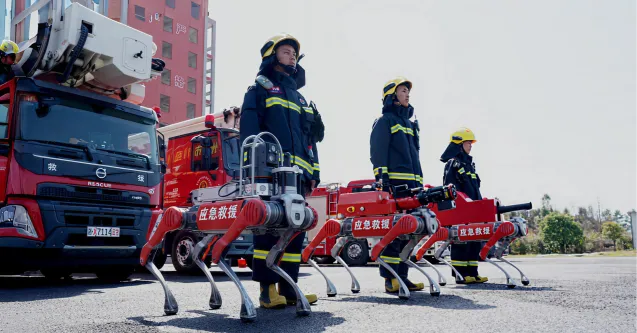 Features | China Miliki Robot Anjing Pemadam Kebakaran: Bisa Memanjat-Padamkan Api