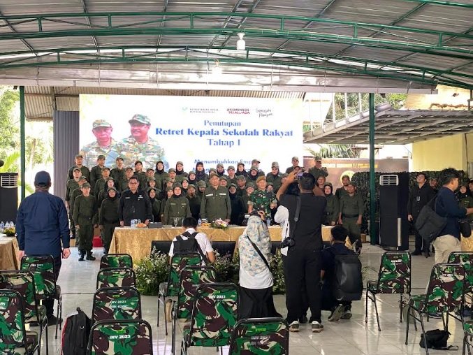 Wamen Agus Jabo Tutup Retret Kepala Sekolah Rakyat di Markas Resimen Arhanud 1 Faletehan