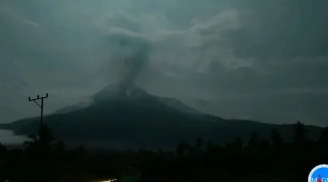 Gunung Lewotobi Laki-Laki Semburkan Abu Vulkanik Setinggi 800 Meter