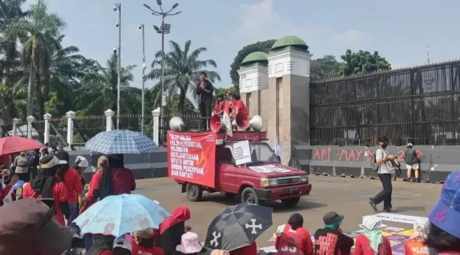 Sejumlah Buruh Mulai Padati DPR dan Monas Untuk Memperingati Hari Buruh May Day 2025