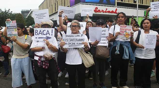 Aksi Gerakan Suara Ibu Tolak UU TNI di Sarinah Jakarta