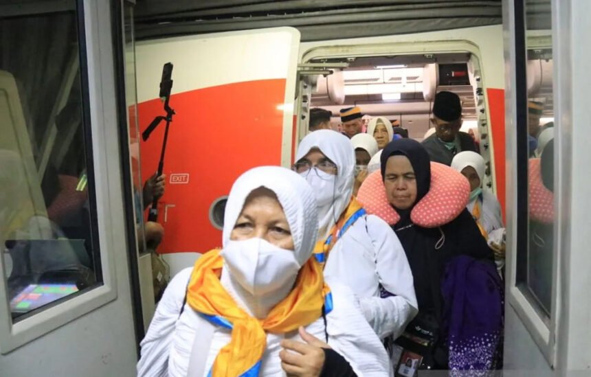 3.110 Haji Debarkasi Padang Tiba di Tanah Air, 13 Jemaah Wafat di Tanah Suci