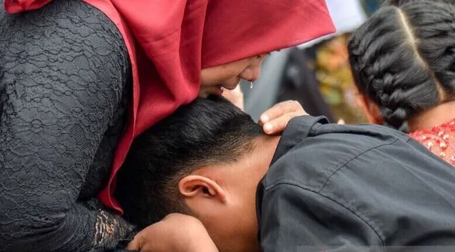 Hukum Tradisi Sungkeman Saat Lebaran dan Silaturahmi dalam Islam