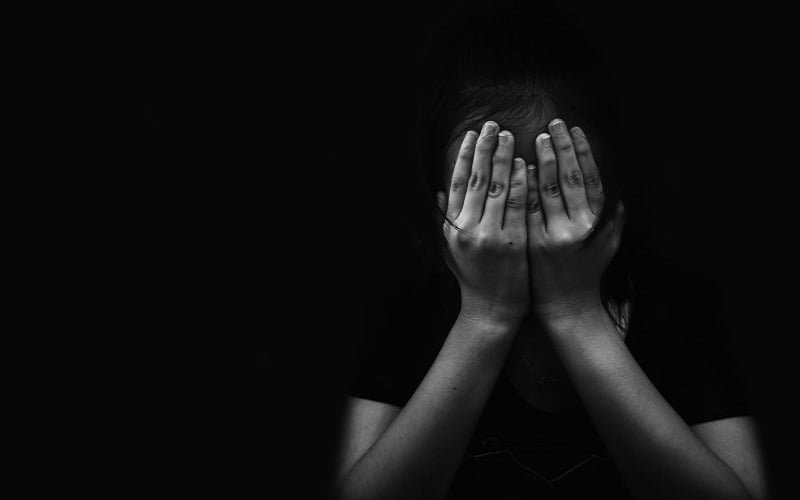Viral Pelaku Pelecehan Panik Dikejar Massa di Bekasi, Panjat Atap Rumah Warga